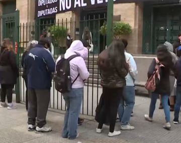 Cientos de personas hacen la fila en Odontología de la UBA ante posible veto