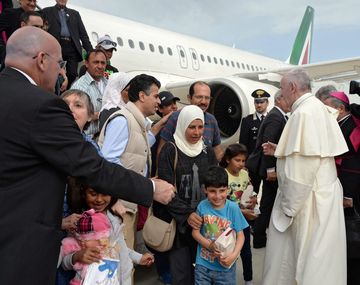 Francisco regresó a Roma con doce inmigrantes sirios