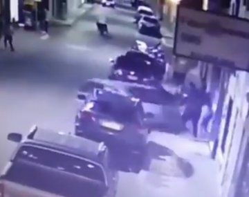 Video: incrustó su auto en la puerta de un boliche porque lo habían echado