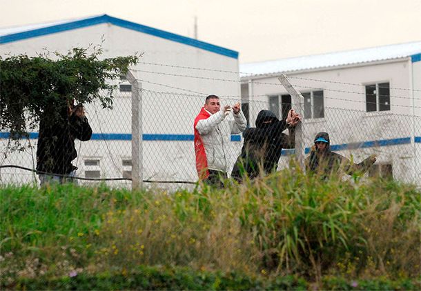 Tensión en Villa Domínico por la toma de viviendas sociales