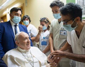El papa Francisco salió del hospital tras su operación