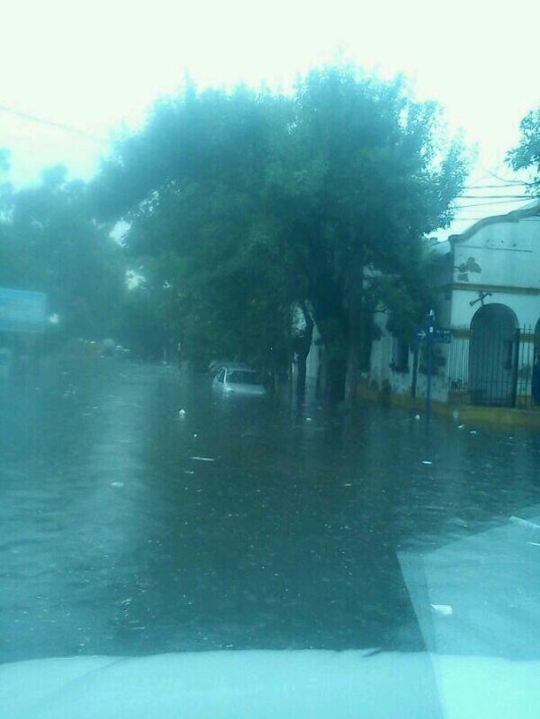 Por las fuertes lluvias, se registraron inundaciones en Capital y Provincia