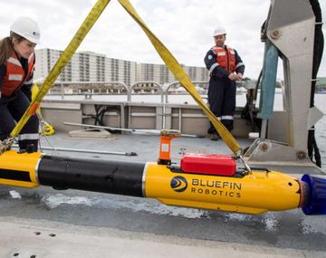 Hallan una mancha de combustible y la búsqueda sigue con un submarino