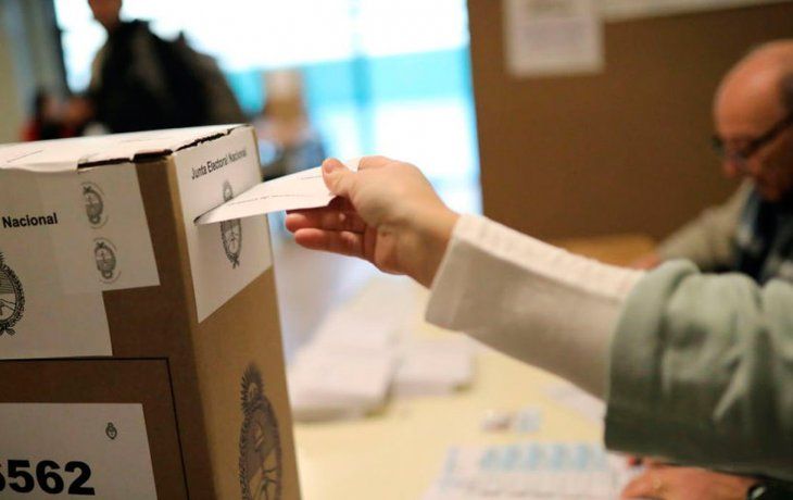 Elecciones: el Gobierno decidió declarar esenciales a las autoridades de mesa y les duplicará los viáticos