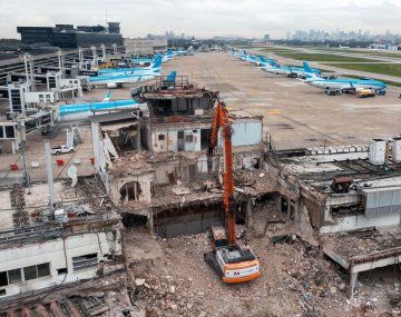 El Aeroparque Jorge Newbery se moderniza: demolieron la vieja torre de control