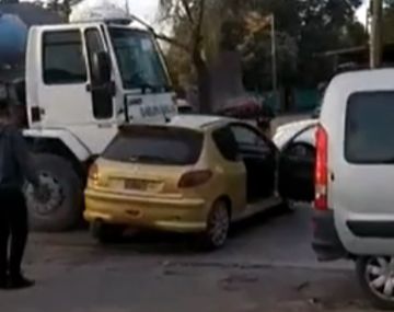 Fuera de control: camión cementero arrastró a un auto y casi arrasa con todo 