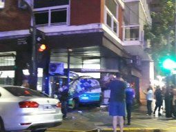 Una ambulancia se incrustó en un local en Callao y Marcelo T. y de milagro no fue una tragedia