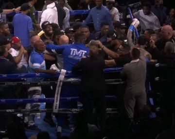 Exhibición de Floyd Maywether termina en batalla campal