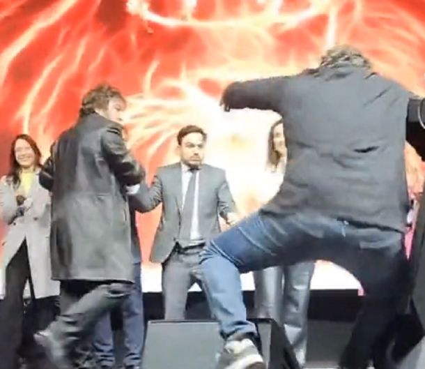 Tensión en el cierre de Javier Milei: su cineasta se cayó y casi le arruina el escenario