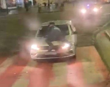 VIDEO: evadió un control de tránsito y se llevó puesto a un policía sobre el capot