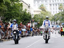 Una multitud argentina sigue al Dakar en cada uno de sus pasos