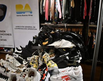 Desbaratan un local que le vendía ropa trucha de marcas internacionales a futbolistas famosos