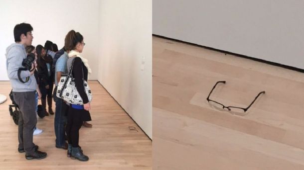 Pusieron unas gafas en el piso de un museo y los visitantes pensaron que era una obra
