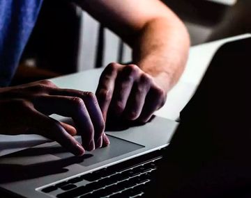 Una mujer estafó por más de $2 millones a un hombre que conoció por Facebook