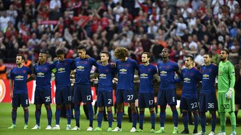video: el minuto de silencio en la final de la europa league por el atentado de manchester video: el minuto de silencio en la final de la europa league por el atentado de manchester