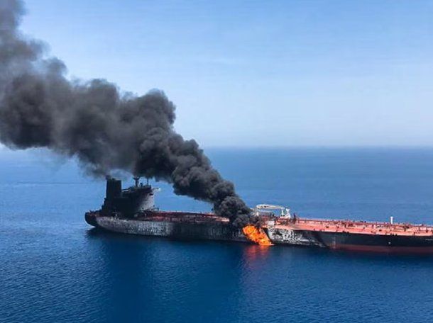 Impresionante choque entre un barco petrolero y un carguero en el Mar del  Norte