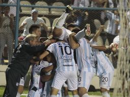 El festejo de los hombres de Atlético tras el gol de Zampedri El festejo de los hombres de Atlético tras el gol de Zampedri