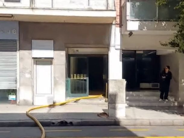 Voraz incendio destruye el piso 8 de un edificio en Balvanera