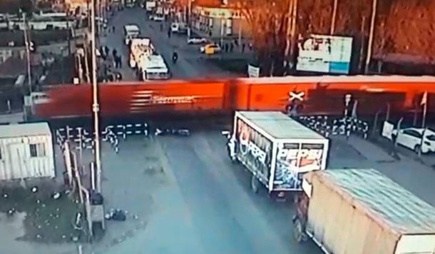 Un motociclista quiso pasar con la barrera baja y perdió una pierna al ser atropellado por el tren