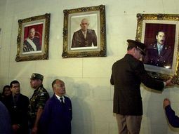 Restituyen en la ex ESMA la gigantografía de Néstor Kirchner bajando el cuadro de Videla