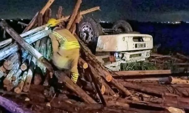 Dos camioneros murieron al volcar cerca del puente Rosario-Victoria