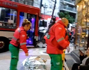 Un colectivo chocó contra un semáforo en Recoleta: 14 heridos