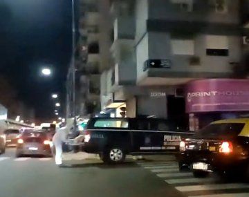Muerte y misterio en Belgrano: hallan a un hombre apuñalado en plena calle