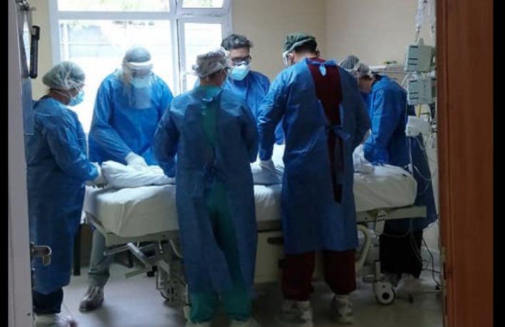 El drama en Villa La Angostura: Ya no me banco más la despedida telefónica antes de intubar al paciente