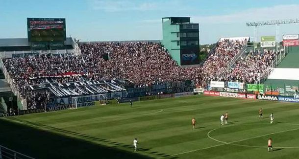 Los hinchas de Vélez ya pudieron estar en el Florencio Sola en este certamen