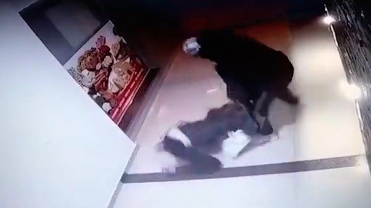Neuquén: violento robo a una chica en la entrada de un edificio