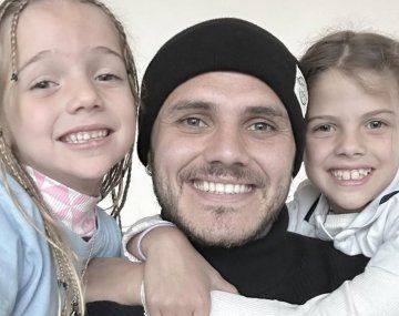 Mauro Icardi, junto a sus hijas Francesca e Isabella.