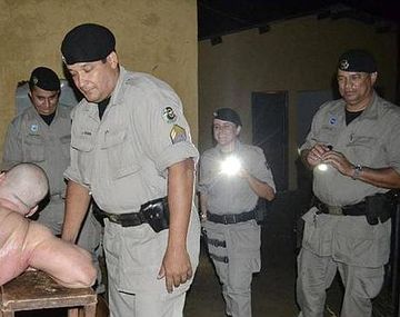 Trata de escapar de una cárcel y queda atascado en una pared