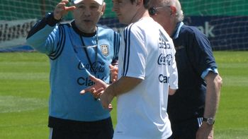 tevez, casi afuera: y... arriba estamos bien, dice sabella tevez, casi afuera: y... arriba estamos bien, dice sabella