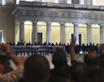 Miles de griegos protestan en rechazo a los nuevos recortes