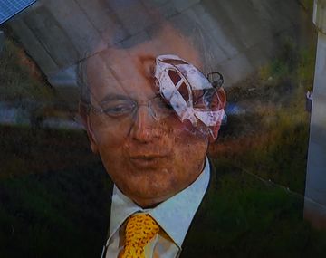 Kyriakos Amiridis y el auto en el que fue hallado asesinado