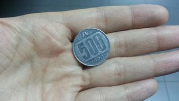 a falta de 25 centavos, un chofer le dio una moneda de 500 australes a falta de 25 centavos, un chofer le dio una moneda de 500 australes