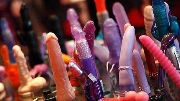 Prostitutas echan a un ladrón pegándole con juguetes sexuales