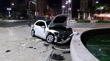 Uno de los autos terminó chocando contra una fuente Uno de los autos terminó chocando contra una fuente