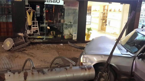 Un automovilista borracho destruyó el frente de un comercio