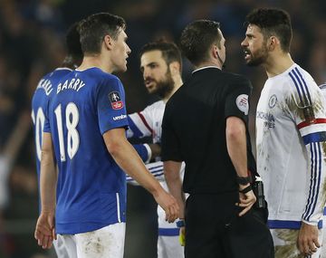 Siempre polémico: Diego Costa fue expulsado... ¿por morder a un rival?