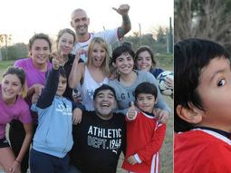 maradona poso con dalma, gianinna, benjamin y rocio en homenaje a la mano de dios maradona poso con dalma, gianinna, benjamin y rocio en homenaje a la mano de dios