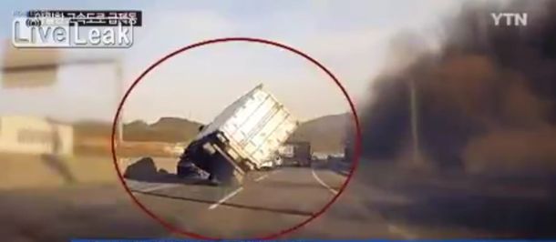 Un camión se queda en dos ruedas y logra evitar volcar