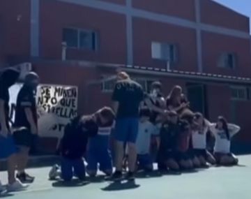 Polémica en un colegio de El Palomar por una impactante puesta en escena de egresados