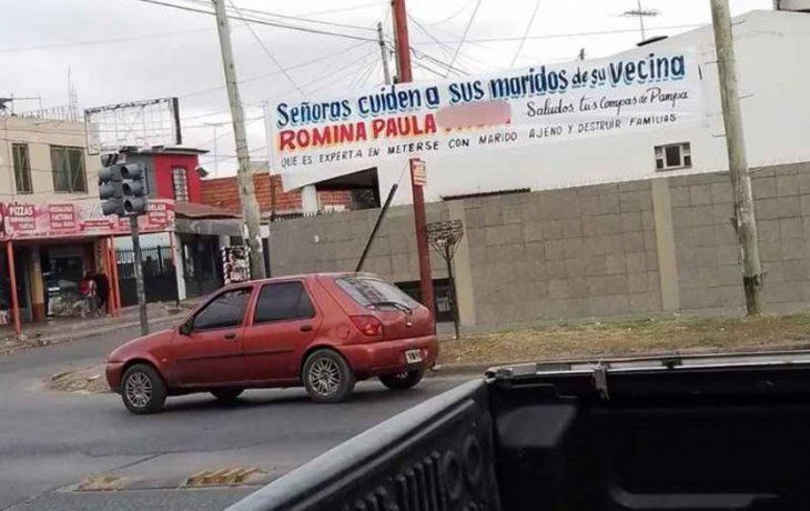 Curioso pasacalles en Quilmes: Señoras, cuiden a sus maridos...
