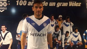 El delantero firmó su contrato en horas de la noche El delantero firmó su contrato en horas de la noche