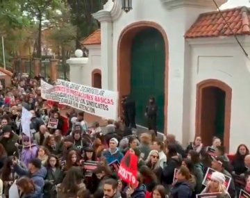 Protesta frente a la Quinta de Olivos en contra de los recortes en discapacidad