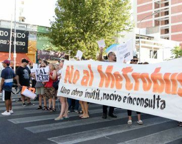Nuevas protestas: comerciantes y frentistas rechazan el Metrobús de Alberdi y Directorio