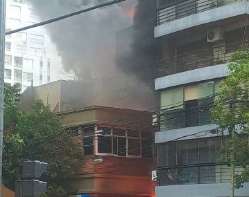 Videos del voraz incendio de la sede de Edesur en Caballito