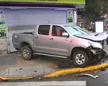 Un conductor alcoholizado cruzó en rojo con una camioneta y provocó un grave accidente en Flores