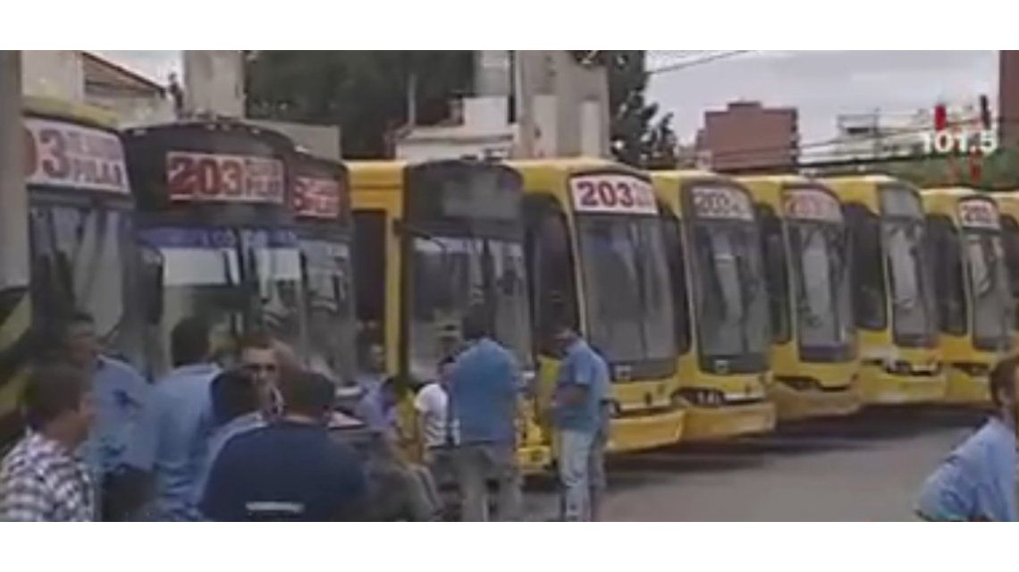 Conflicto en la línea 203 deja a miles de pasajeros sin colectivos